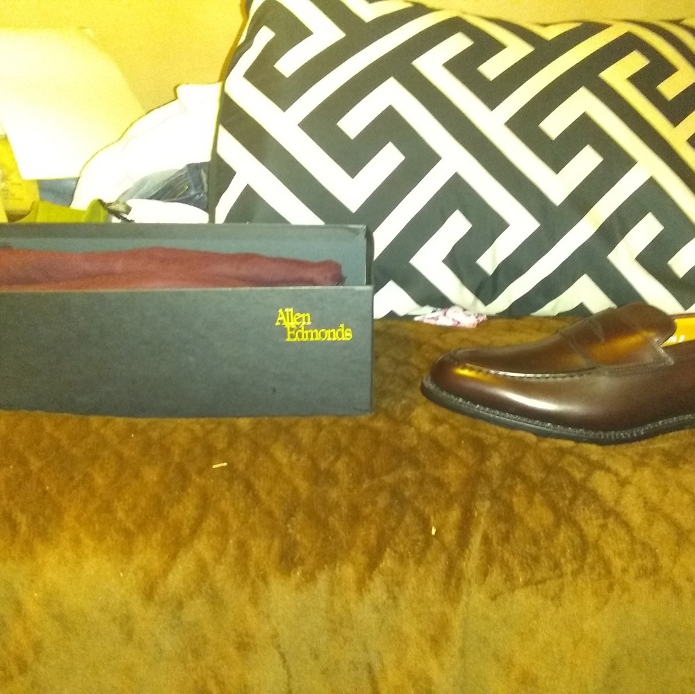 Shoes - Picture 7 of 8